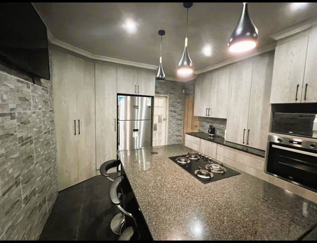6 BEDROOM HOUSE FOR SALE IN BOLTONWOLD